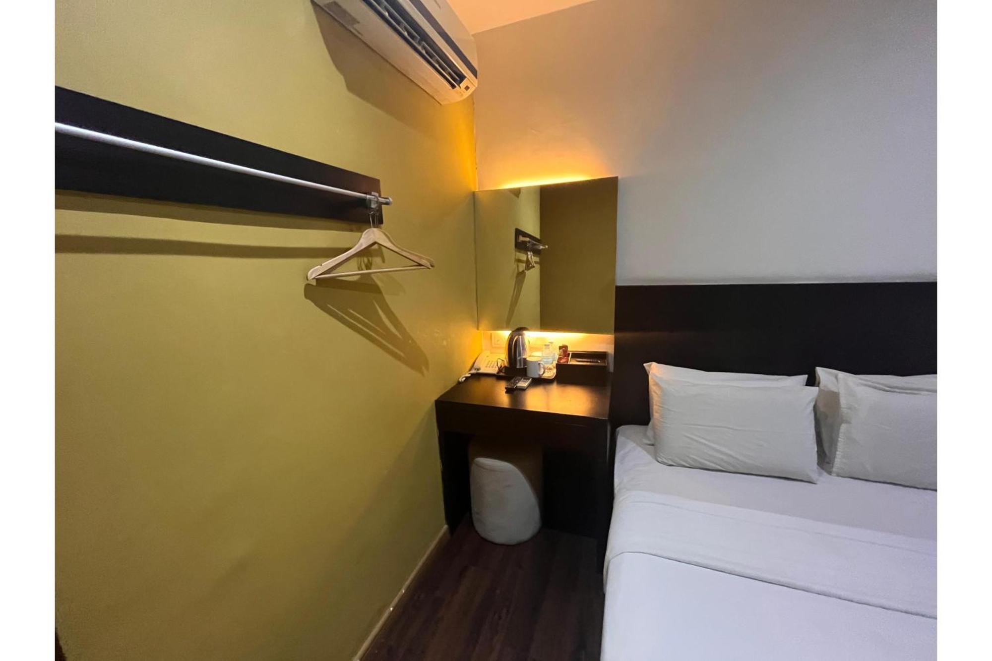 Capital O 91074 Grand World Hotel Johor Bahru Bagian luar foto