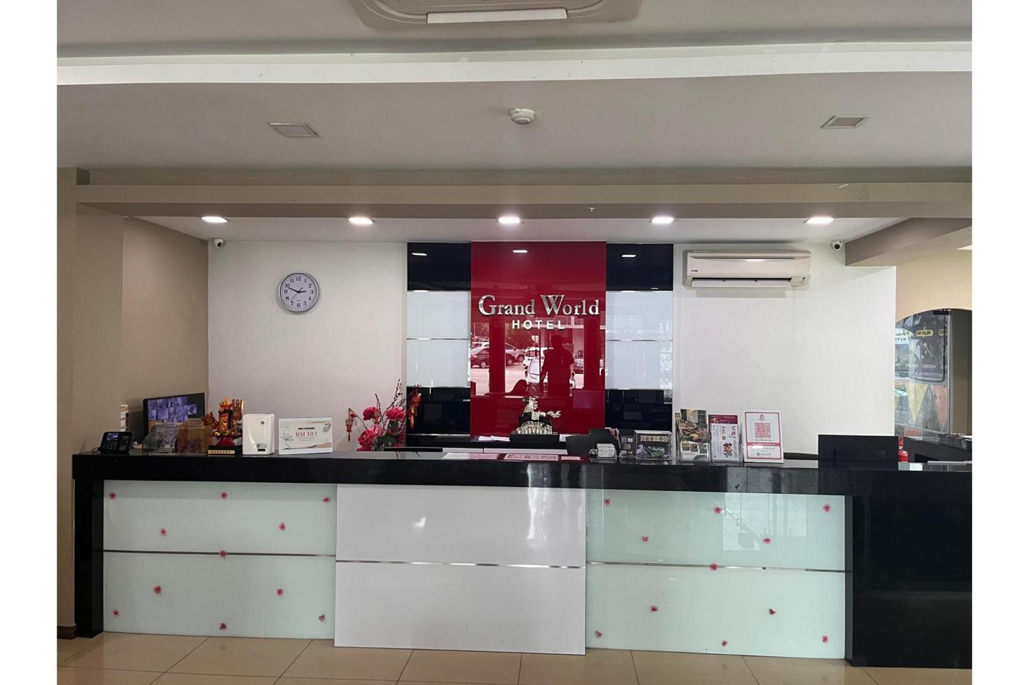 Capital O 91074 Grand World Hotel Johor Bahru Bagian luar foto