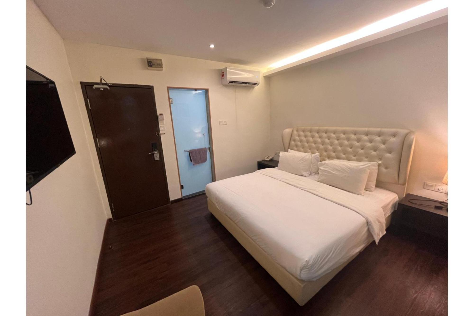 Capital O 91074 Grand World Hotel Johor Bahru Bagian luar foto