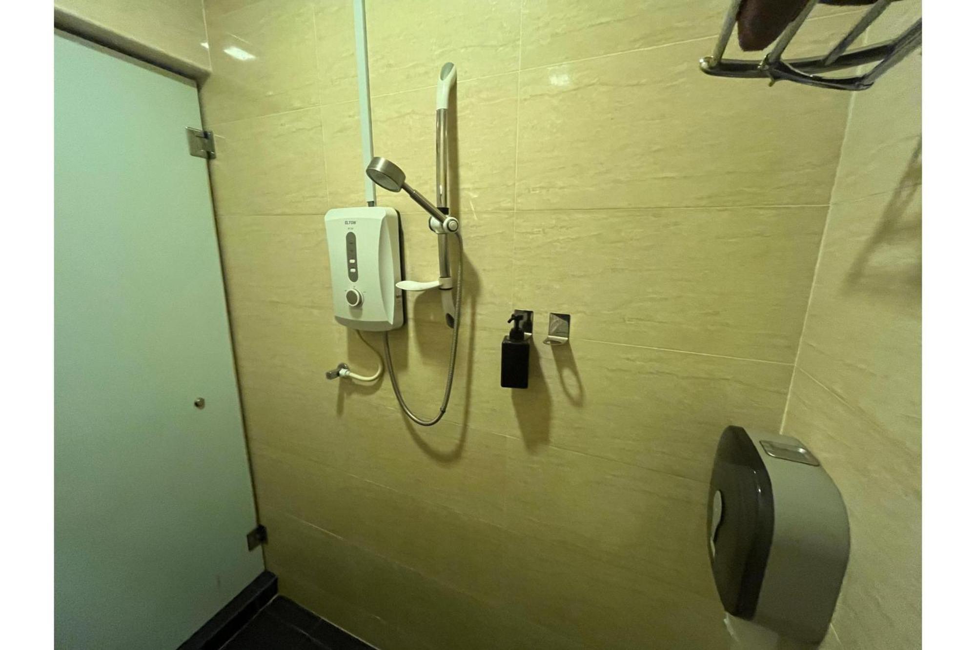 Capital O 91074 Grand World Hotel Johor Bahru Bagian luar foto